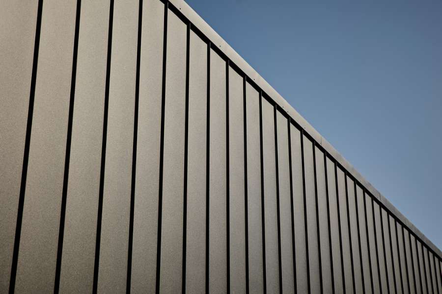 Stilvolle Stahlprofile an der Fassade eines neu errichteten Hauses mit Platz für alles, Navervænget 9, 6710 Esbjerg, Dänemark